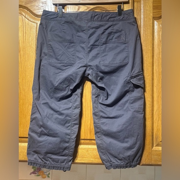 The North Face TNF Women's Dark Gray Capri Hiking Trail Cargo Pants Size 12 EUC - Picture 6 of 10
